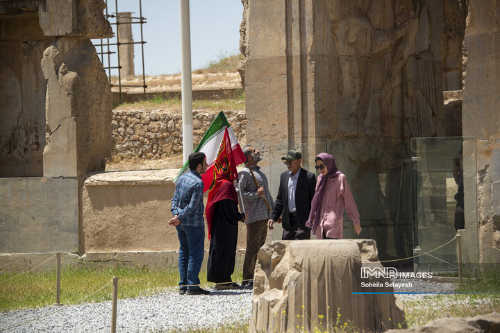 اهتراز پرچم ایران در میراث جهانی تخت جمشید و نقش رستم