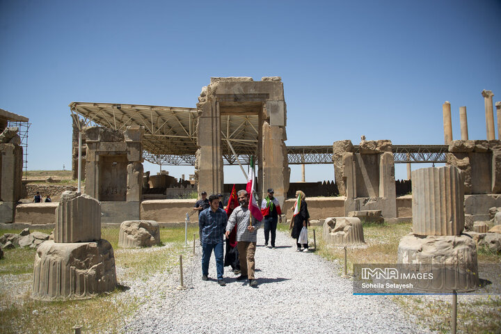 اهتراز پرچم ایران در میراث جهانی تخت جمشید و نقش رستم