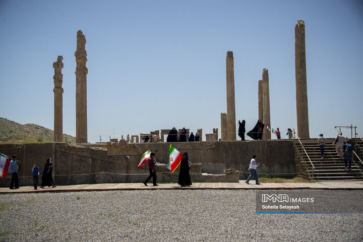 اهتراز پرچم ایران در میراث جهانی تخت جمشید و نقش رستم