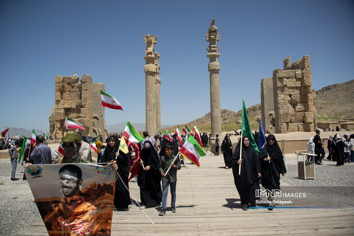 اهتراز پرچم ایران در میراث جهانی تخت جمشید و نقش رستم