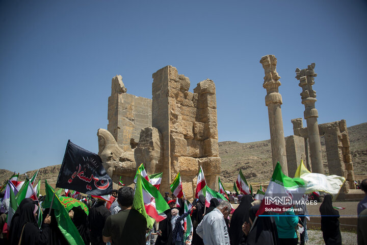 اهتراز پرچم ایران در میراث جهانی تخت جمشید و نقش رستم