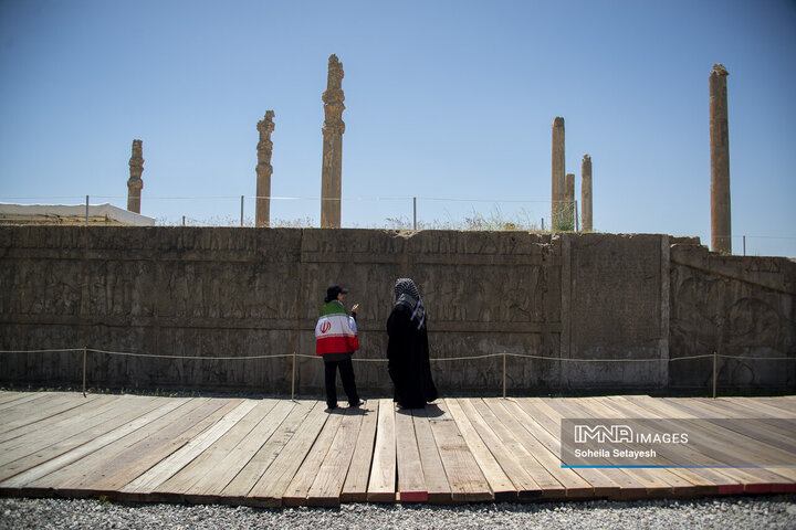 اهتراز پرچم ایران در میراث جهانی تخت جمشید و نقش رستم