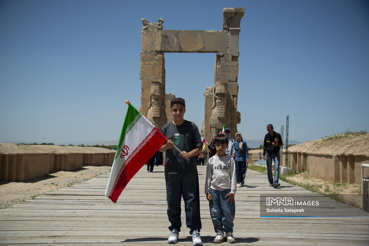 اهتراز پرچم ایران در میراث جهانی تخت جمشید و نقش رستم