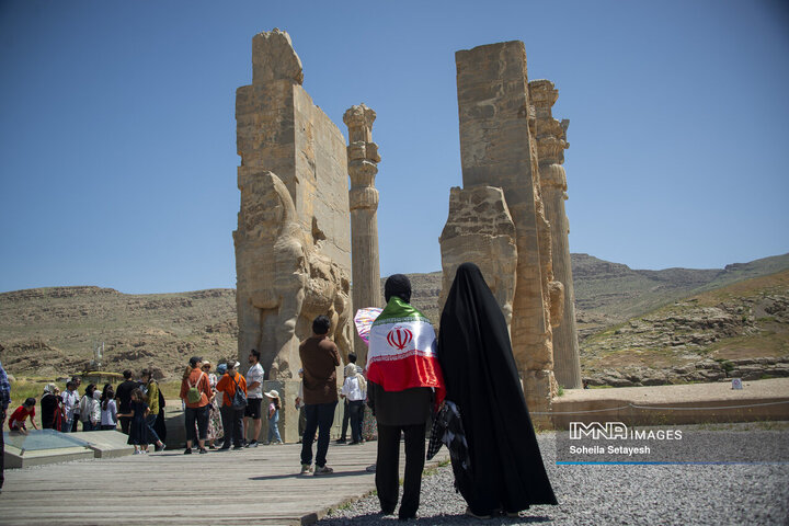 اهتراز پرچم ایران در میراث جهانی تخت جمشید و نقش رستم
