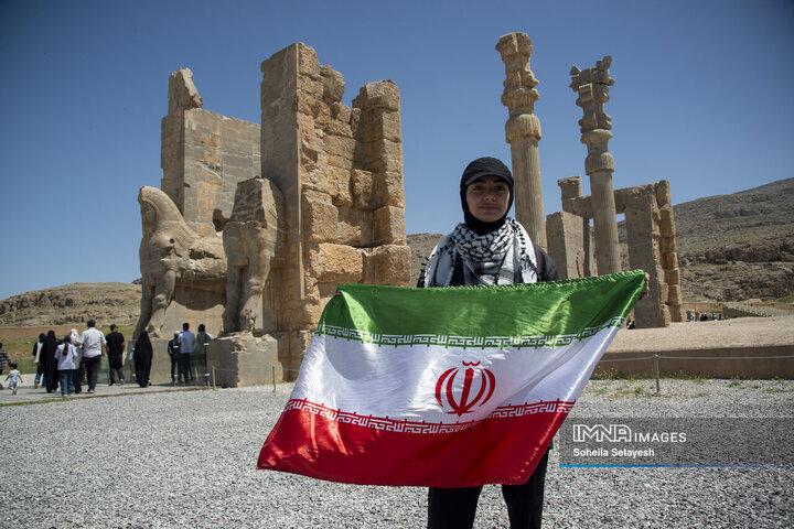 اهتراز پرچم ایران در میراث جهانی تخت جمشید و نقش رستم