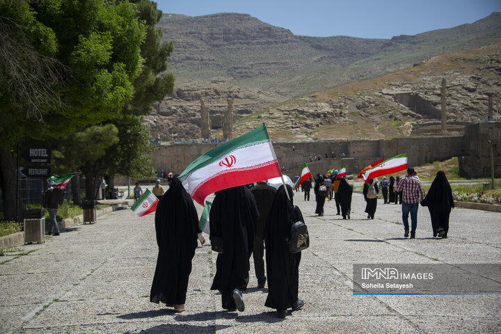 اهتراز پرچم ایران در میراث جهانی تخت جمشید و نقش رستم