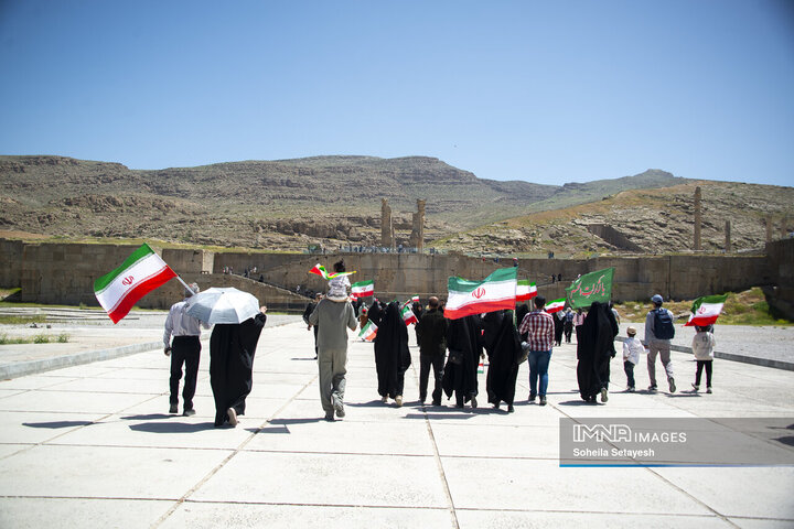 اهتراز پرچم ایران در میراث جهانی تخت جمشید و نقش رستم