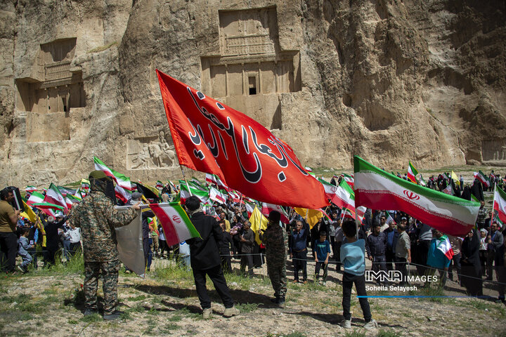 اهتراز پرچم ایران در میراث جهانی تخت جمشید و نقش رستم