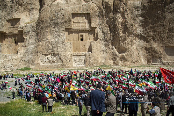 اهتراز پرچم ایران در میراث جهانی تخت جمشید و نقش رستم