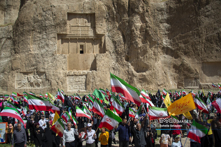 اهتزاز پرچم ایران در میراث جهانی تخت جمشید و نقش رستم