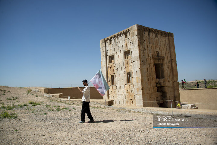اهتراز پرچم ایران در میراث جهانی تخت جمشید و نقش رستم