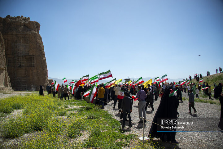 اهتراز پرچم ایران در میراث جهانی تخت جمشید و نقش رستم