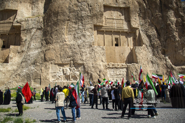 اهتراز پرچم ایران در میراث جهانی تخت جمشید و نقش رستم