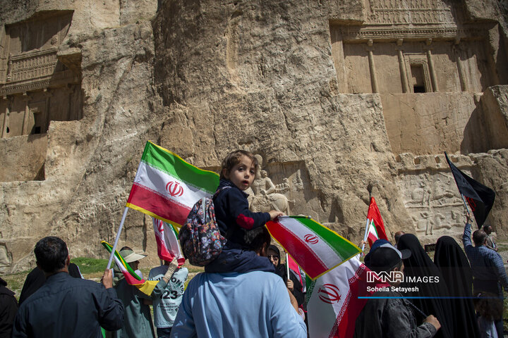 اهتراز پرچم ایران در میراث جهانی تخت جمشید و نقش رستم