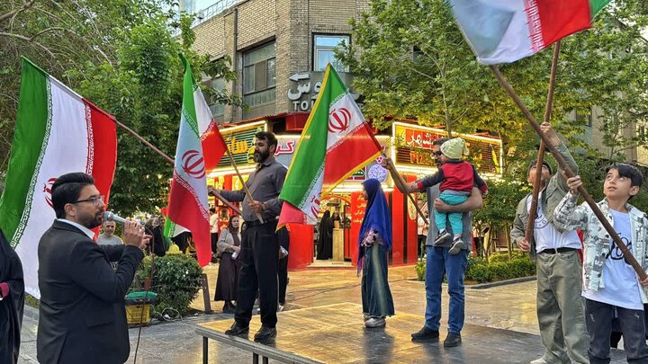 اجرای پویش «این پرچم زمین نمی‌ماند» در چهارباغ عباسی اصفهان