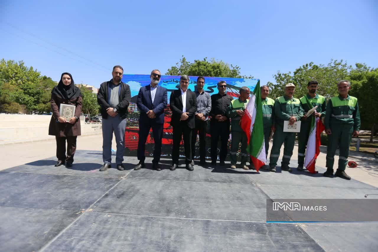 قدردانی از تلاشگران عرصه کار و خدمت منطقه ۱۵ اصفهان در روز جهانی کارگر