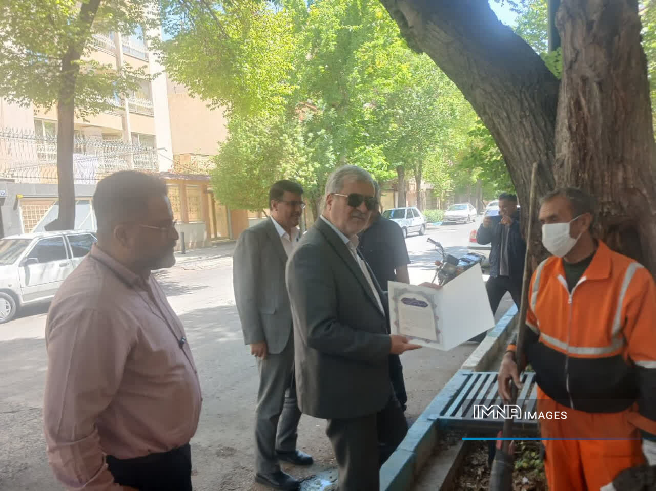 احترام به کارگر، احترام به انسانیت است / تجلیل از زحمتکشان عرصه خدمت در منطقه ۵