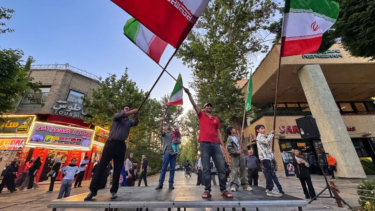اجرای پویش «این پرچم زمین نمیماند» در چهارباغ عباسی اصفهان