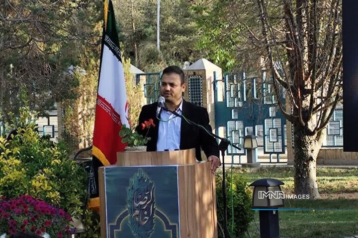 ۲ چهره شاخص ایثار و قهرمان ملی، نشان خادمی افتخاری در تخت‌ فولاد را دریافت کردند