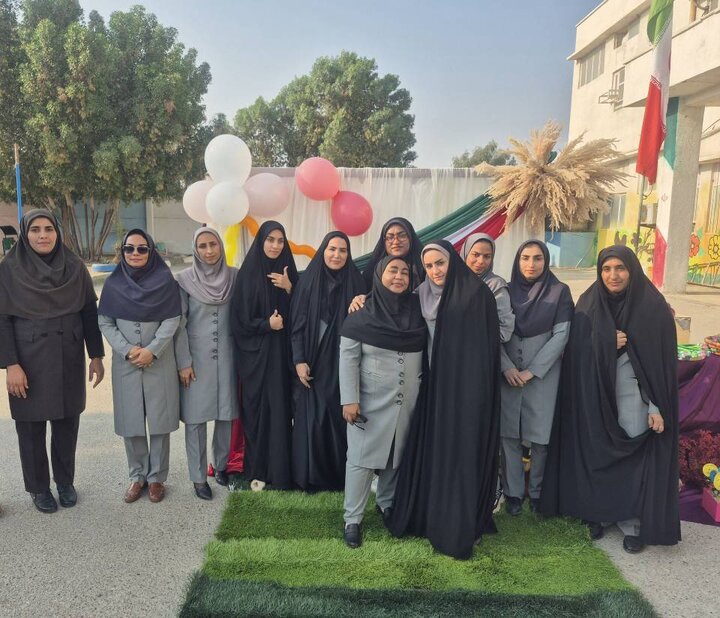 ایستاده چون معلم
