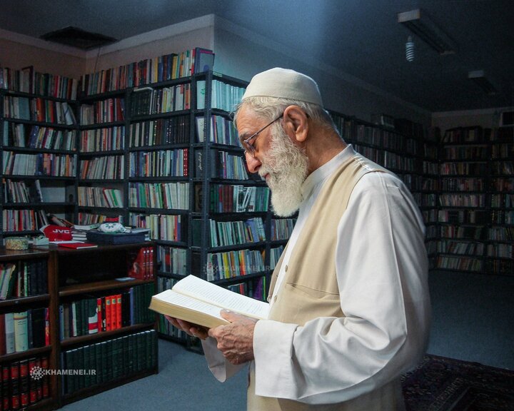 دیگران را خرد آموخت، مرا مجنون کرد