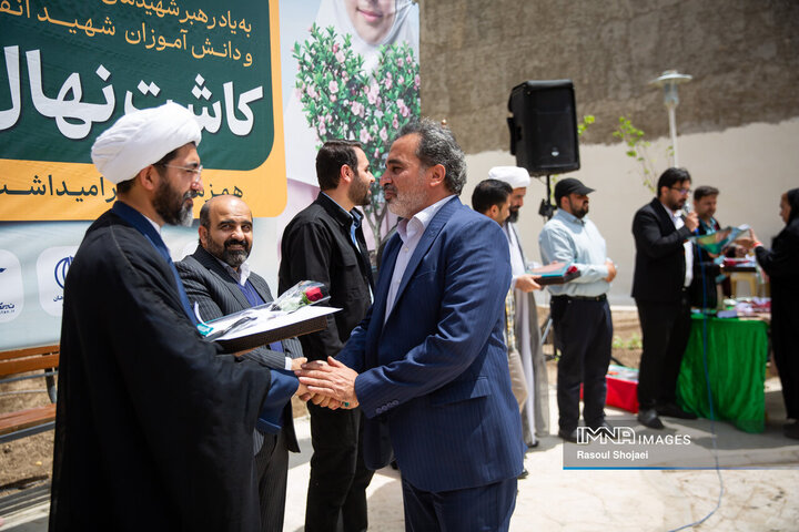 کاشت 200 نهال و زنده نگه داشتن یاد شهدای جنگ رمضان