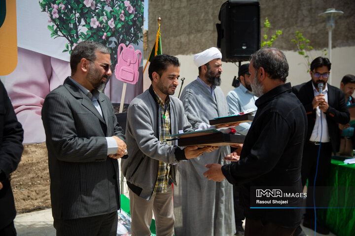 کاشت 200 نهال و زنده نگه داشتن یاد شهدای جنگ رمضان
