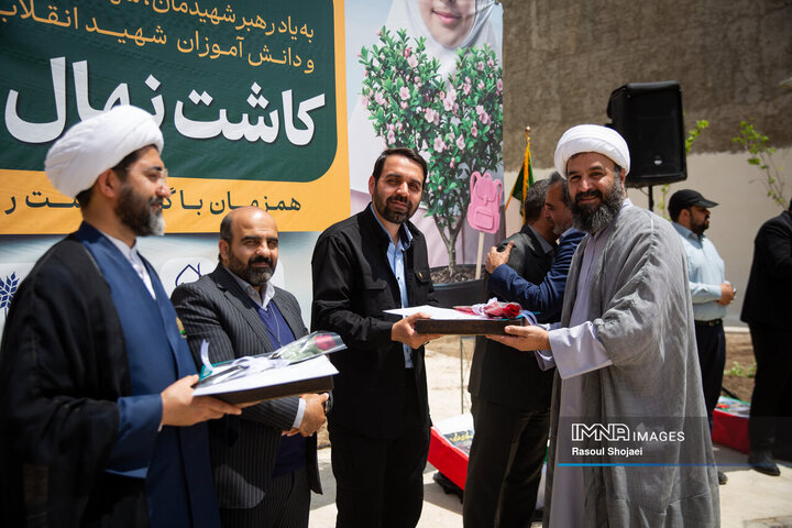 کاشت 200 نهال و زنده نگه داشتن یاد شهدای جنگ رمضان