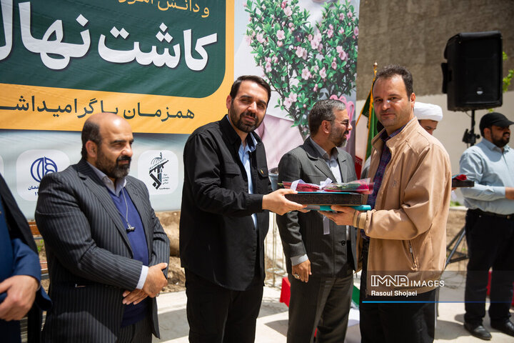 کاشت 200 نهال و زنده نگه داشتن یاد شهدای جنگ رمضان