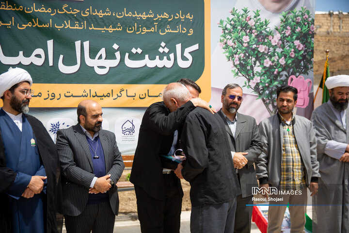 کاشت 200 نهال و زنده نگه داشتن یاد شهدای جنگ رمضان