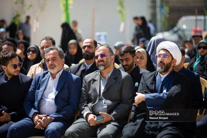 کاشت 200 نهال و زنده نگه داشتن یاد شهدای جنگ رمضان