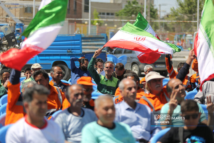 تجلیل از تلاشگران عرصه کار و خدمت شهرداری منطقه ۱۵ اصفهان