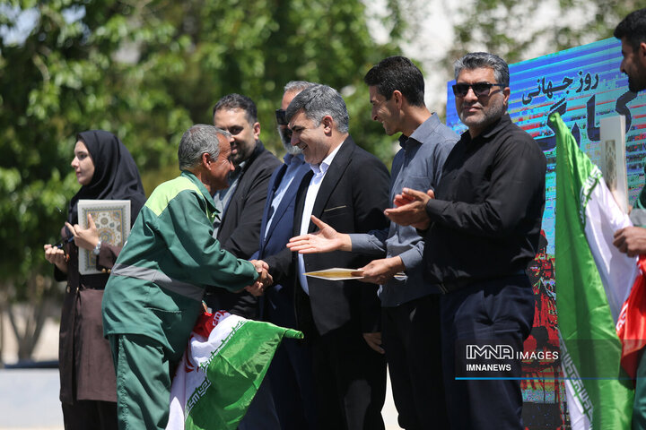 تجلیل از تلاشگران عرصه کار و خدمت شهرداری منطقه ۱۵ اصفهان