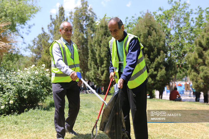 تجلیل از تلاشگران عرصه کار و خدمت شهرداری منطقه ۱۵ اصفهان