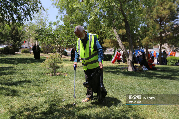تجلیل از تلاشگران عرصه کار و خدمت شهرداری منطقه ۱۵ اصفهان