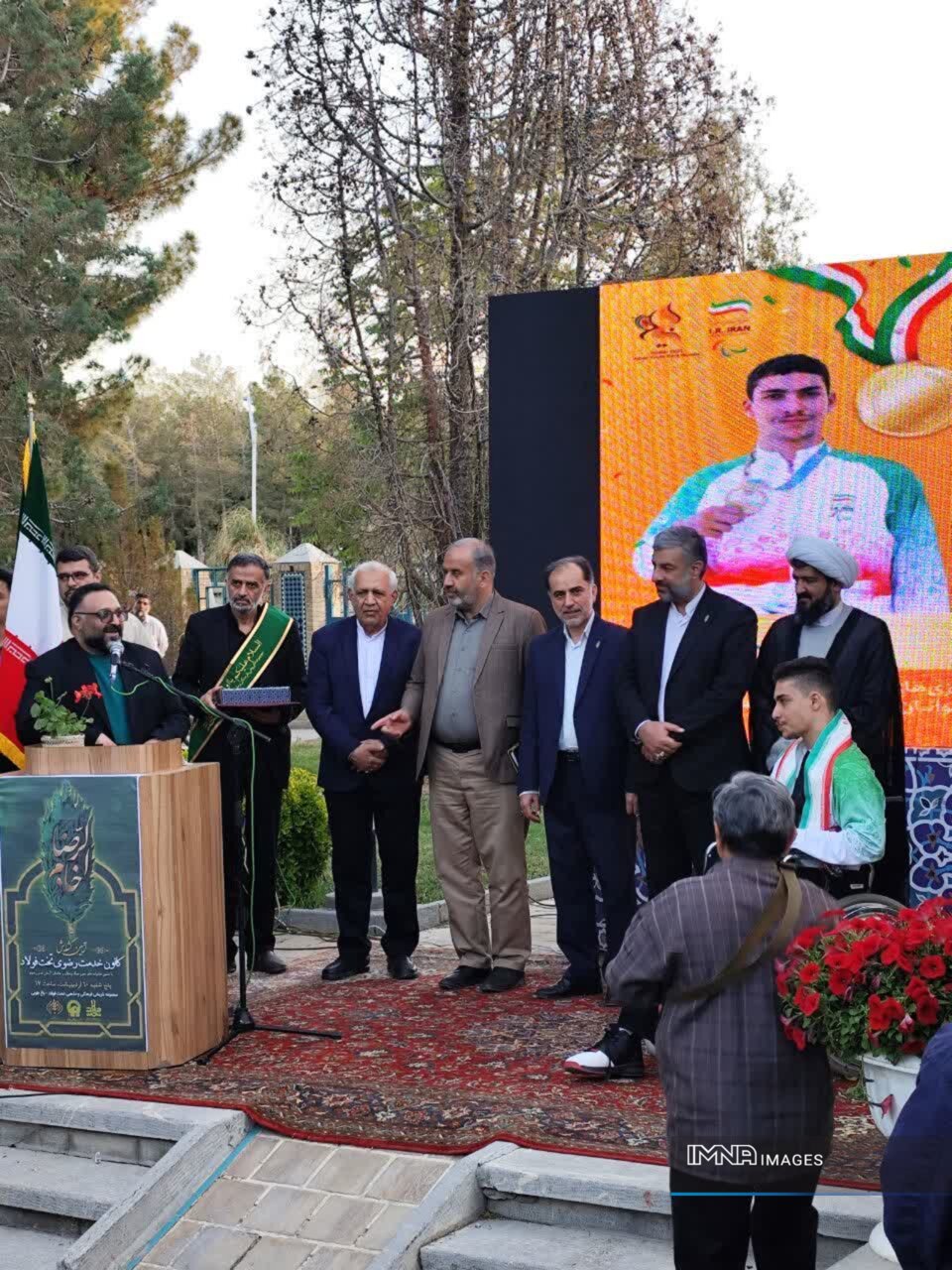 ۲ چهره شاخص ایثار و قهرمان ملی، نشان خادمی افتخاری در تخت فولاد را دریافت کردند