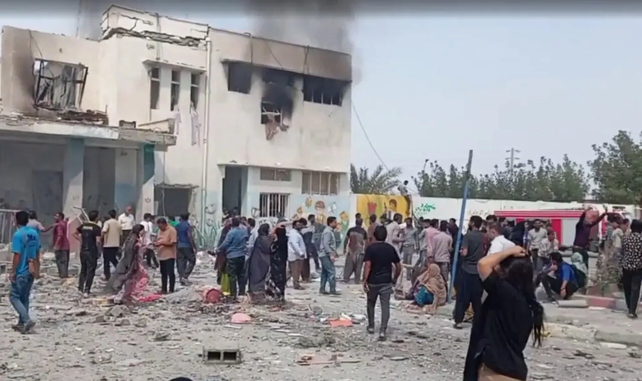 ایستاده چون معلم