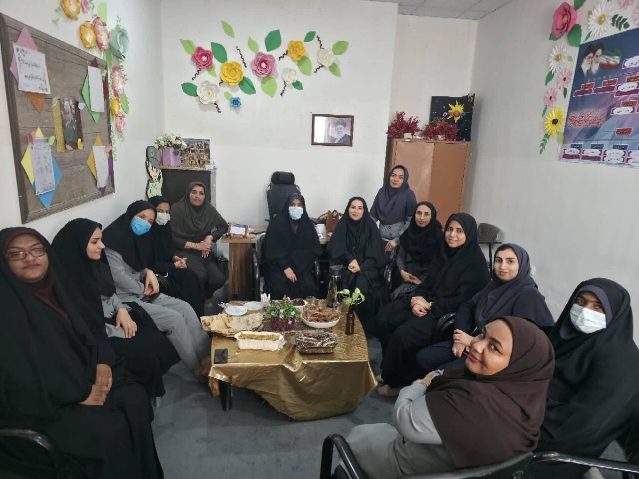 ایستاده چون معلم