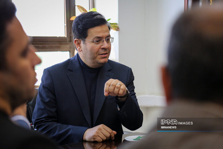 تقدیر رانندگان تاکسی اصفهان از آتش‌نشانان جنگ رمضان