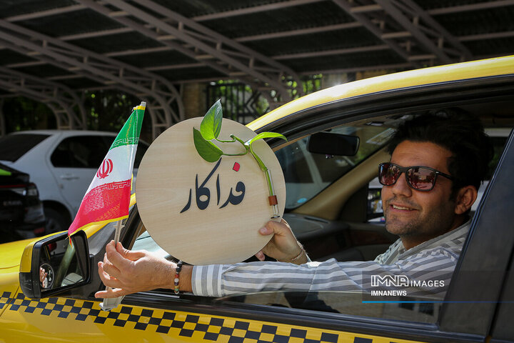 تقدیر رانندگان تاکسی اصفهان از آتش‌نشانان جنگ رمضان