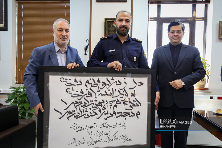 تقدیر رانندگان تاکسی اصفهان از آتش‌نشانان جنگ رمضان