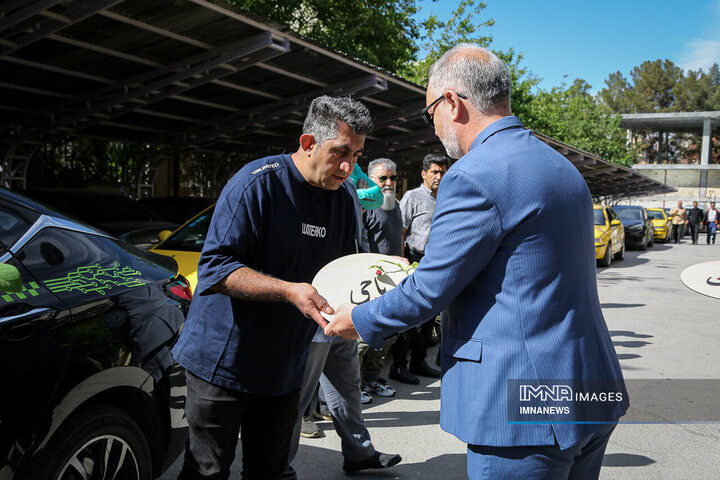 تقدیر رانندگان تاکسی اصفهان از آتش‌نشانان جنگ رمضان