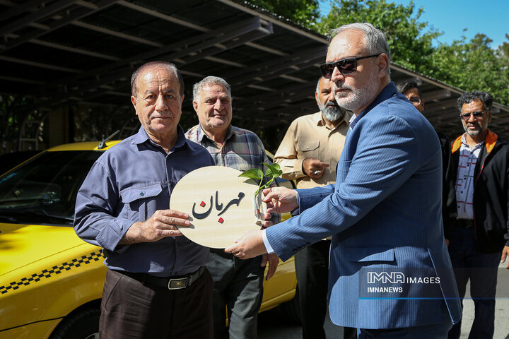 تقدیر رانندگان تاکسی اصفهان از آتش‌نشانان جنگ رمضان