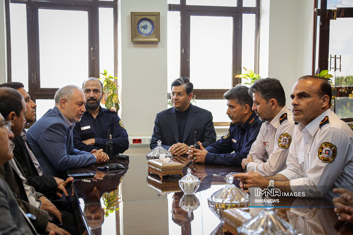 تقدیر رانندگان تاکسی اصفهان از آتش‌نشانان جنگ رمضان