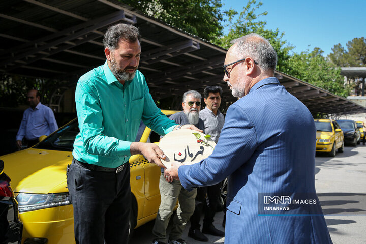 تقدیر رانندگان تاکسی اصفهان از آتش‌نشانان جنگ رمضان
