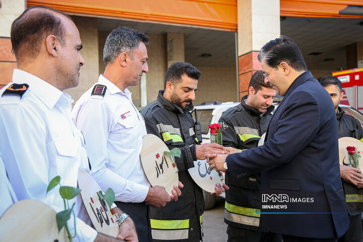 تقدیر رانندگان تاکسی اصفهان از آتش‌نشانان جنگ رمضان