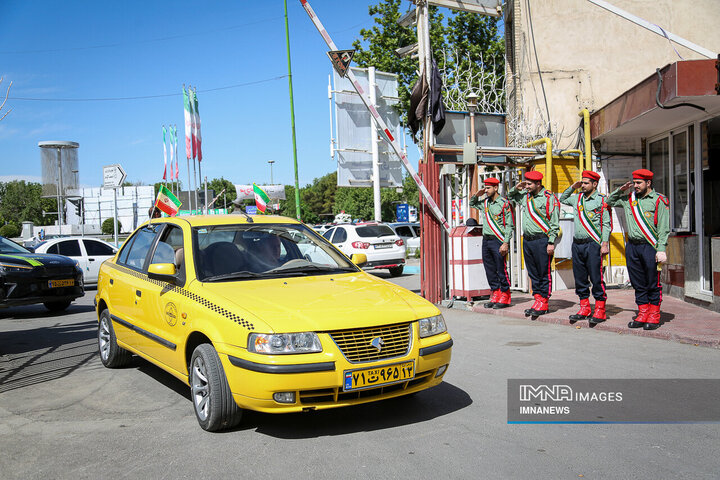 تقدیر رانندگان تاکسی اصفهان از آتش‌نشانان جنگ رمضان