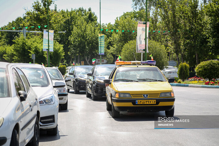 تقدیر رانندگان تاکسی اصفهان از آتش‌نشانان جنگ رمضان