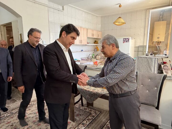 دیدار استاندار کردستان با ۲ خانواده شهید جنگ رمضان