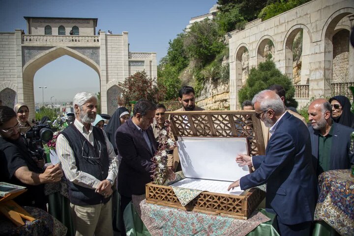 تجدید میثاق با هویت ۱۱ قرنی شیراز/ مصحف جدید دروازه قرآن رونمایی شد